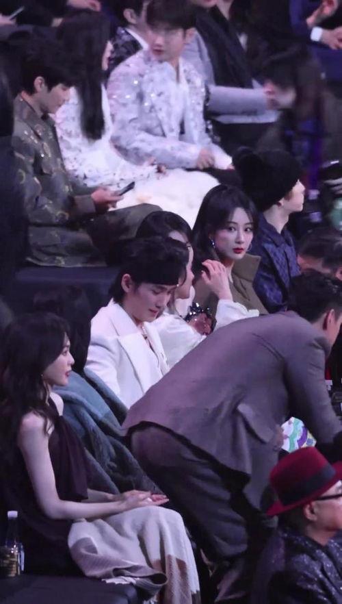 微博之夜吃瓜现场,明星互动笑料百出，幕后花絮曝光引热议