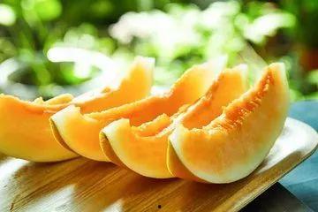 来哈密吃蜜瓜文案,尽享新疆甜蜜诱惑